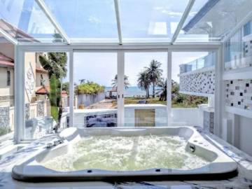 4 Bedrooms beachfront Villa for sale