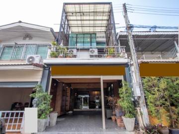 For sale private house offering accommodation to paying guests – Mahidol Road