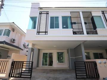 Lovely townhouse for sale at Diya Valley Saraphi