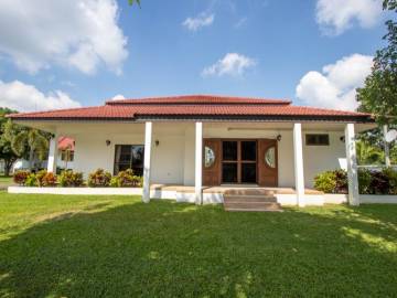 Single-storey house with a guest house set within a large compound of 2.5 Rai