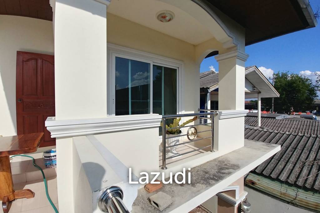 Cozy 4 Bedrooms House With Large Balcony.