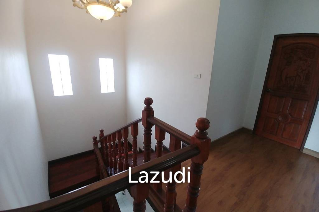 Cozy 4 Bedrooms House With Large Balcony.