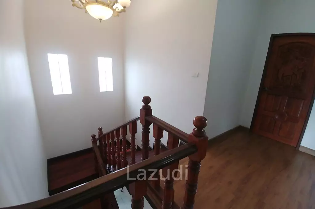 Cozy 4 Bedrooms House With Large Balcony.