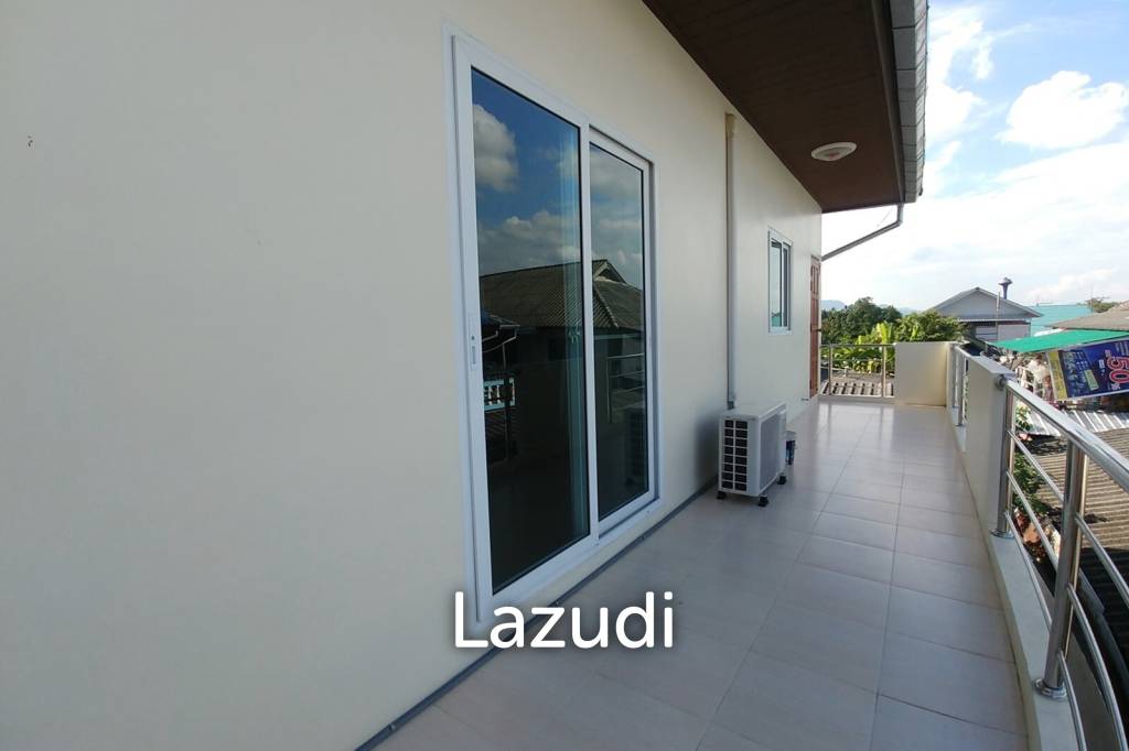 Cozy 4 Bedrooms House With Large Balcony.