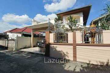 Cozy 4 Bedrooms House With Large Balcony.