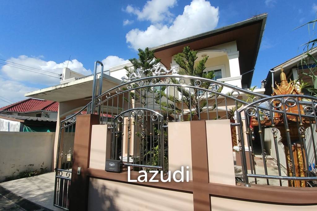 Cozy 4 Bedrooms House With Large Balcony.