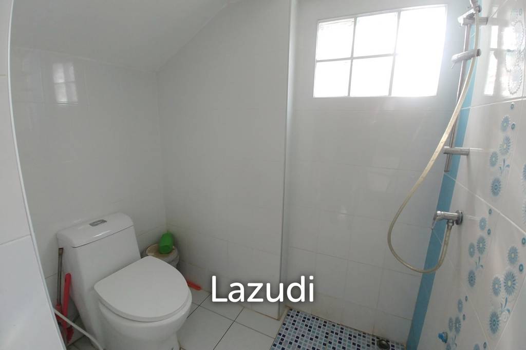 Cozy 4 Bedrooms House With Large Balcony.