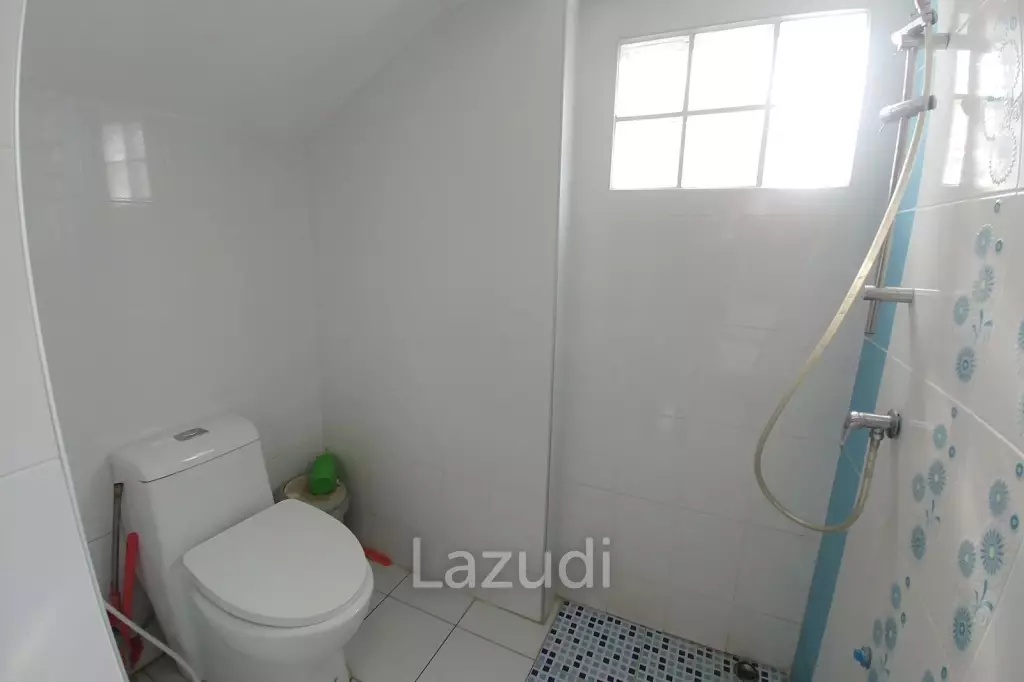 Cozy 4 Bedrooms House With Large Balcony.
