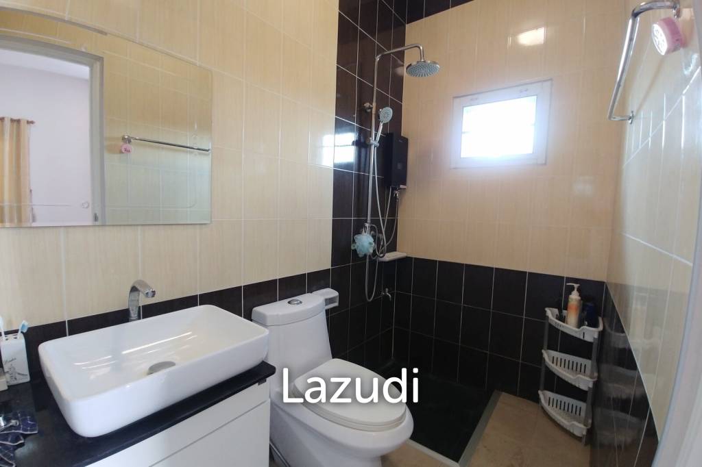 Cozy 4 Bedrooms House With Large Balcony.