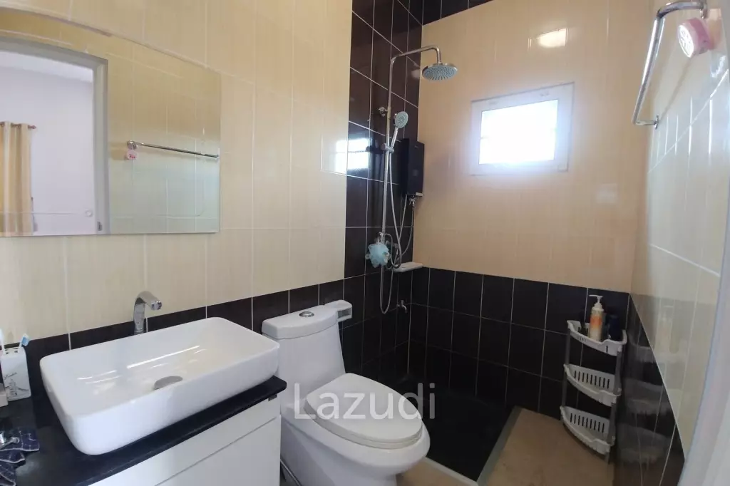 Cozy 4 Bedrooms House With Large Balcony.