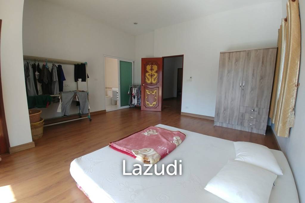 Cozy 4 Bedrooms House With Large Balcony.