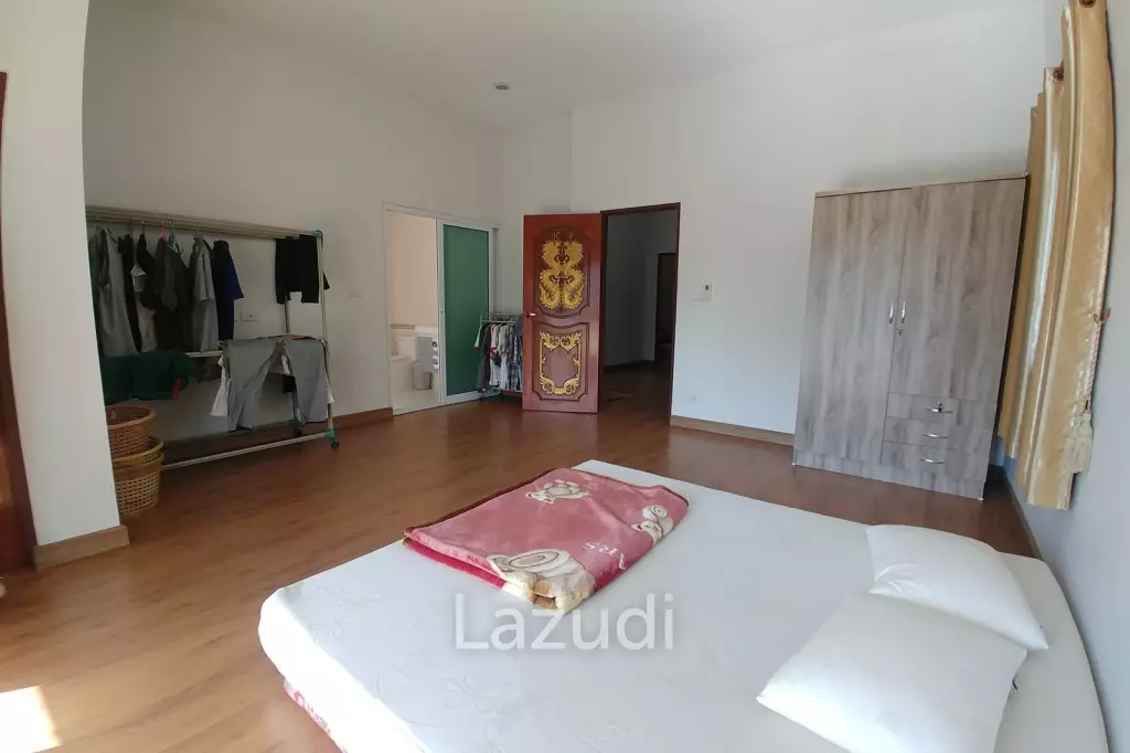 Cozy 4 Bedrooms House With Large Balcony.