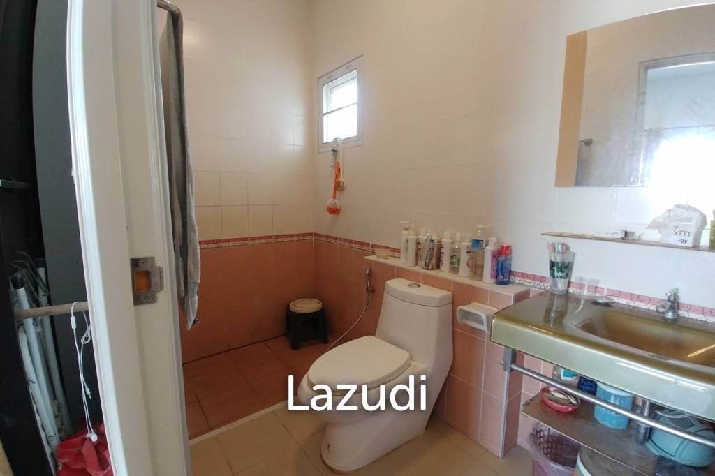 Cozy 4 Bedrooms House With Large Balcony.