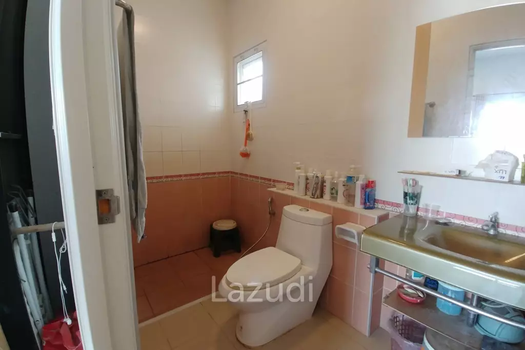 Cozy 4 Bedrooms House With Large Balcony.