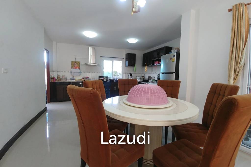 Cozy 4 Bedrooms House With Large Balcony.