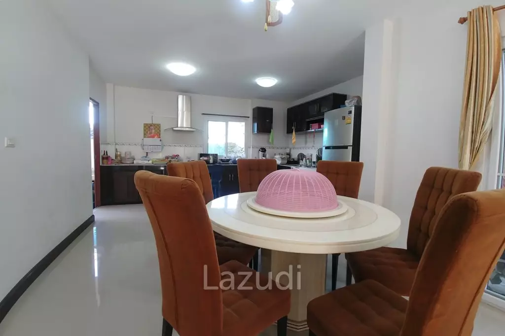 Cozy 4 Bedrooms House With Large Balcony.