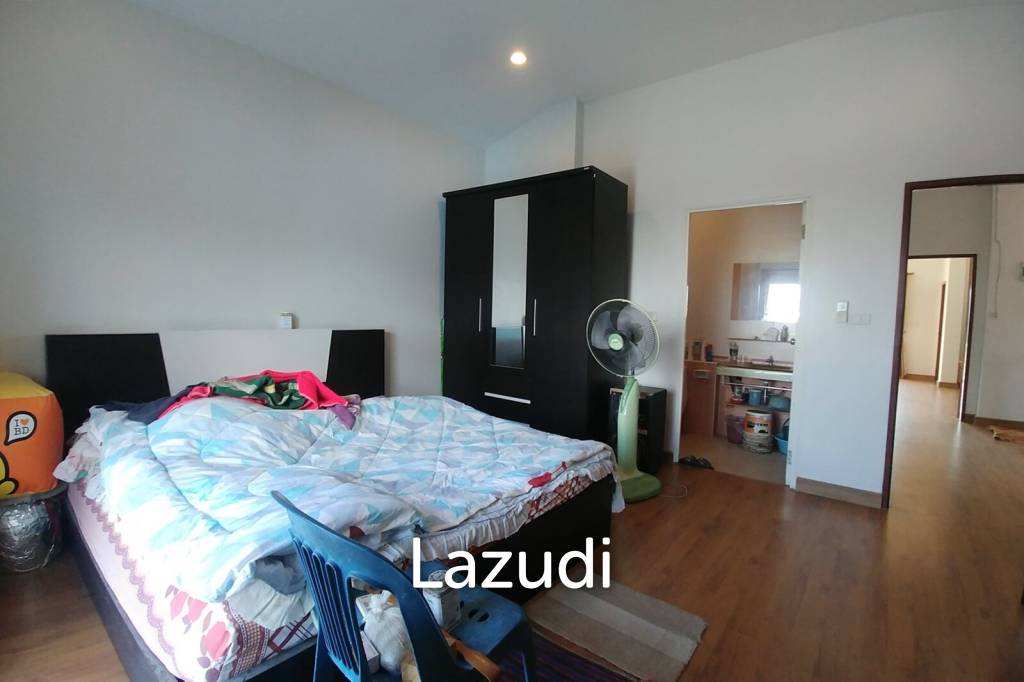 Cozy 4 Bedrooms House With Large Balcony.