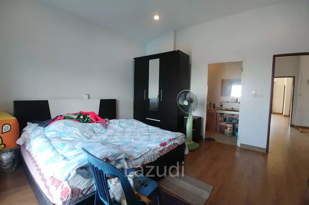 Cozy 4 Bedrooms House With Large Balcony.