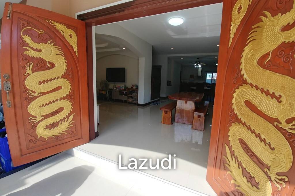 Cozy 4 Bedrooms House With Large Balcony.