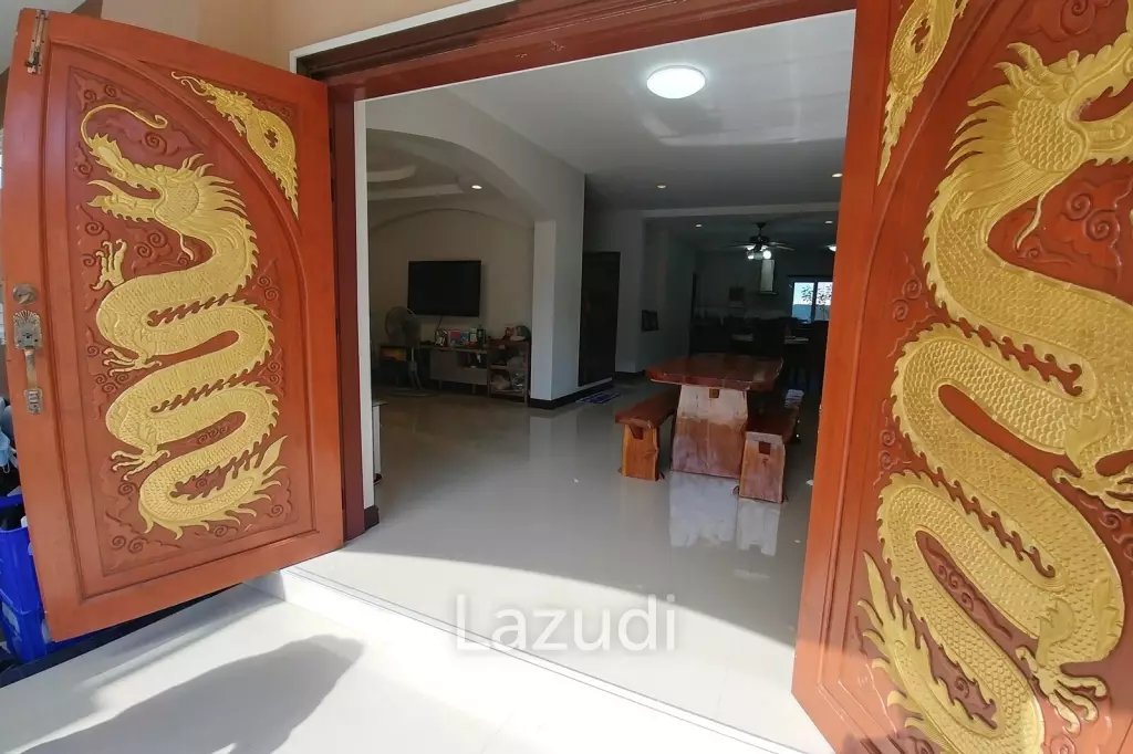 Cozy 4 Bedrooms House With Large Balcony.