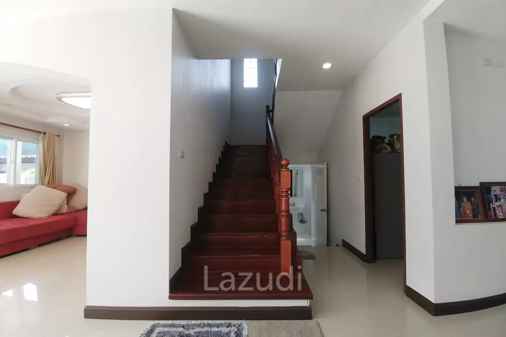 Cozy 4 Bedrooms House With Large Balcony.