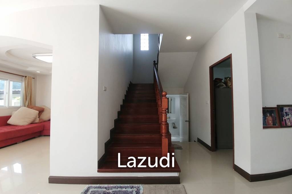 Cozy 4 Bedrooms House With Large Balcony.