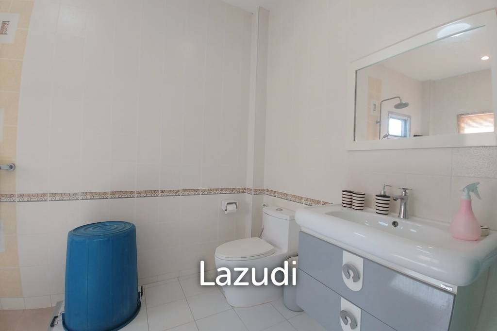 Cozy 4 Bedrooms House With Large Balcony.