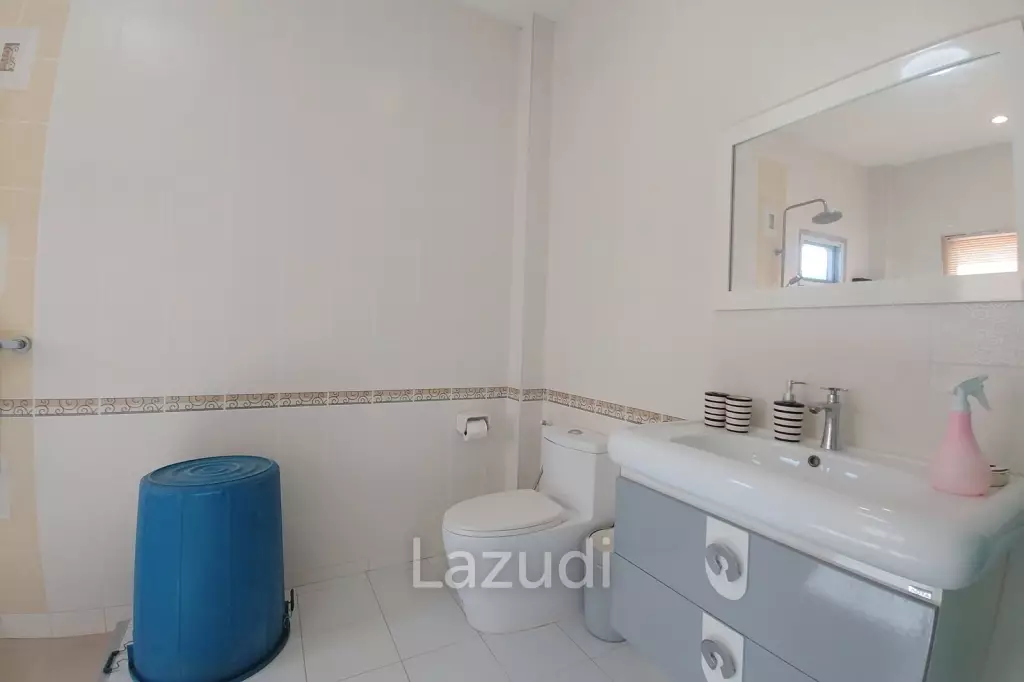Cozy 4 Bedrooms House With Large Balcony.