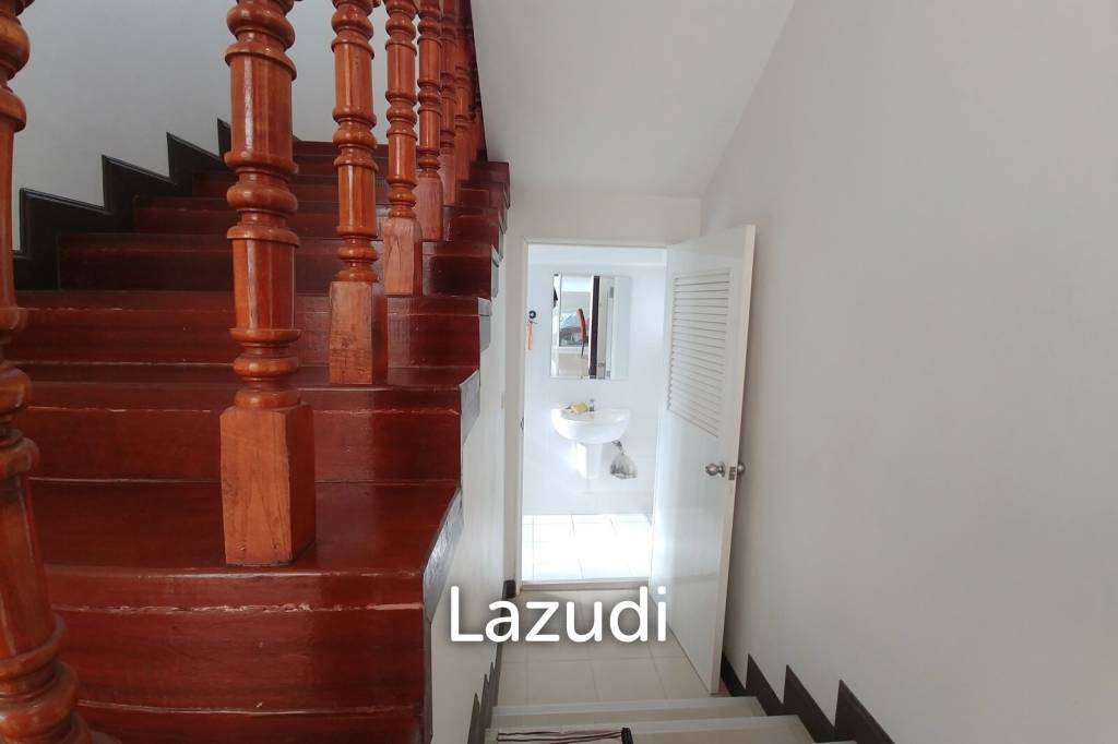 Cozy 4 Bedrooms House With Large Balcony.
