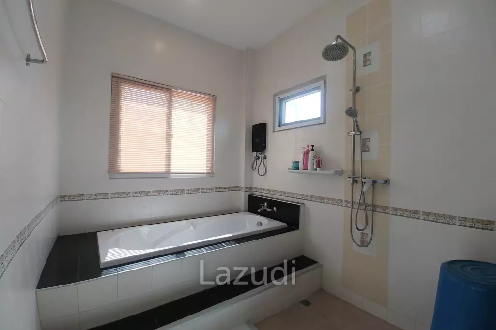 Cozy 4 Bedrooms House With Large Balcony.