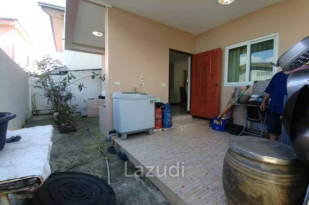 Cozy 4 Bedrooms House With Large Balcony.