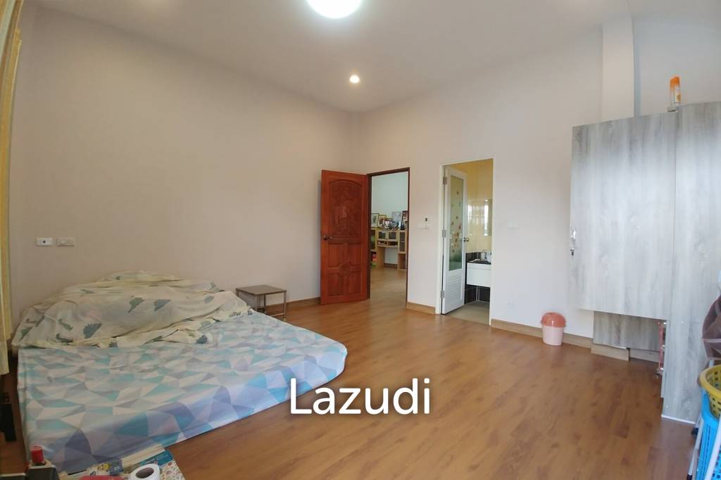 Cozy 4 Bedrooms House With Large Balcony.