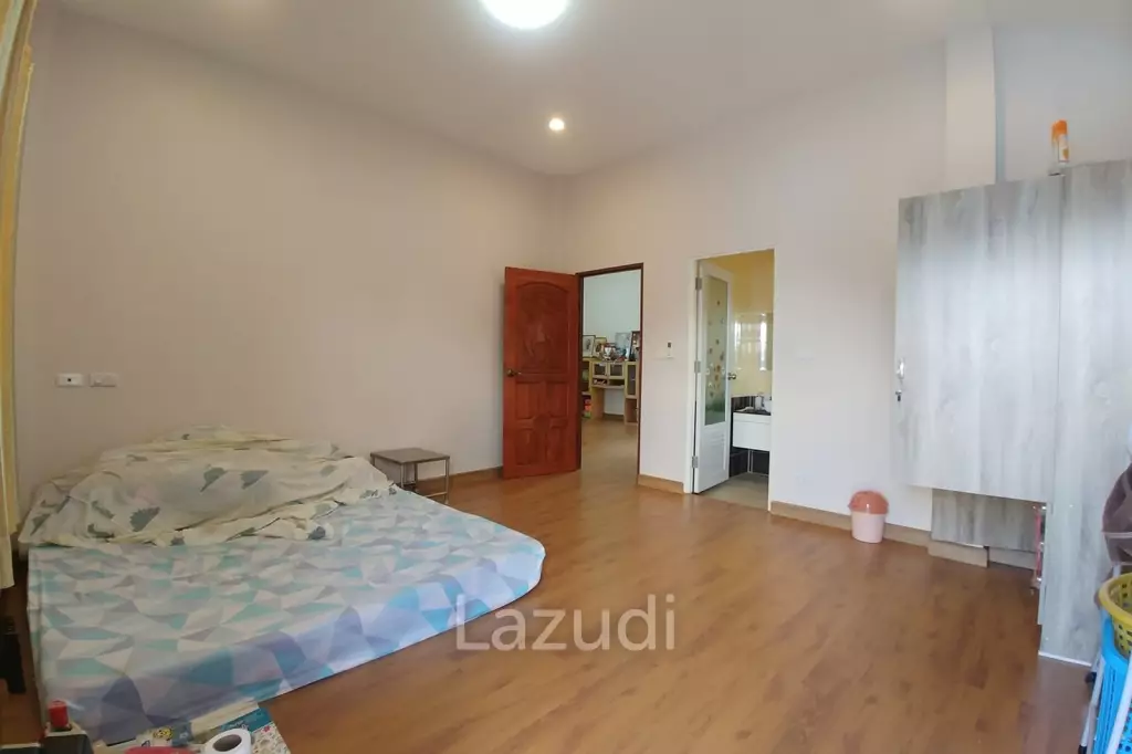 Cozy 4 Bedrooms House With Large Balcony.