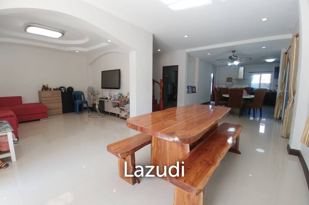 Cozy 4 Bedrooms House With Large Balcony.
