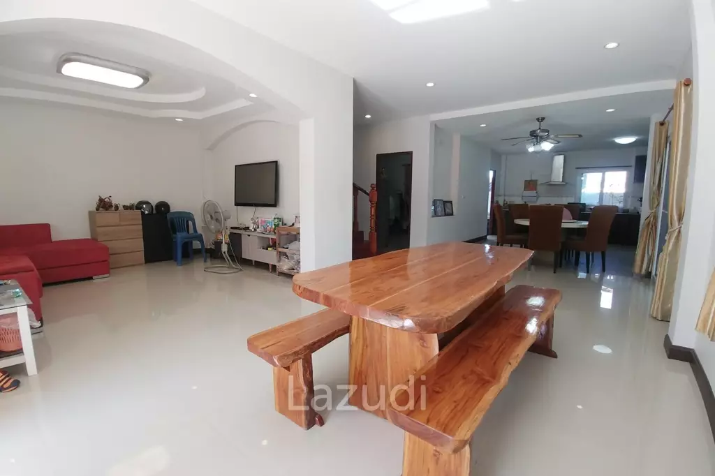 Cozy 4 Bedrooms House With Large Balcony.