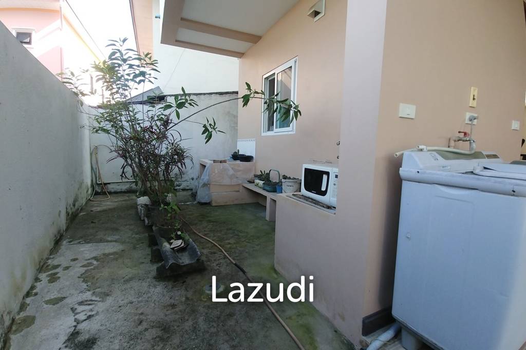 Cozy 4 Bedrooms House With Large Balcony.