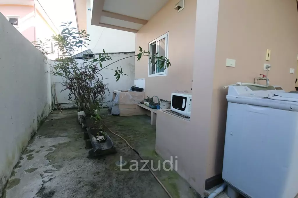 Cozy 4 Bedrooms House With Large Balcony.