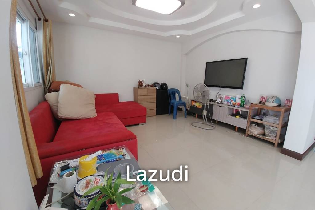 Cozy 4 Bedrooms House With Large Balcony.