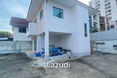 3 Beds Detached House For Sale in Sukhumvit 101/1