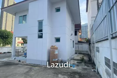3 Beds Detached House For Sale in Sukhumvit 101/1