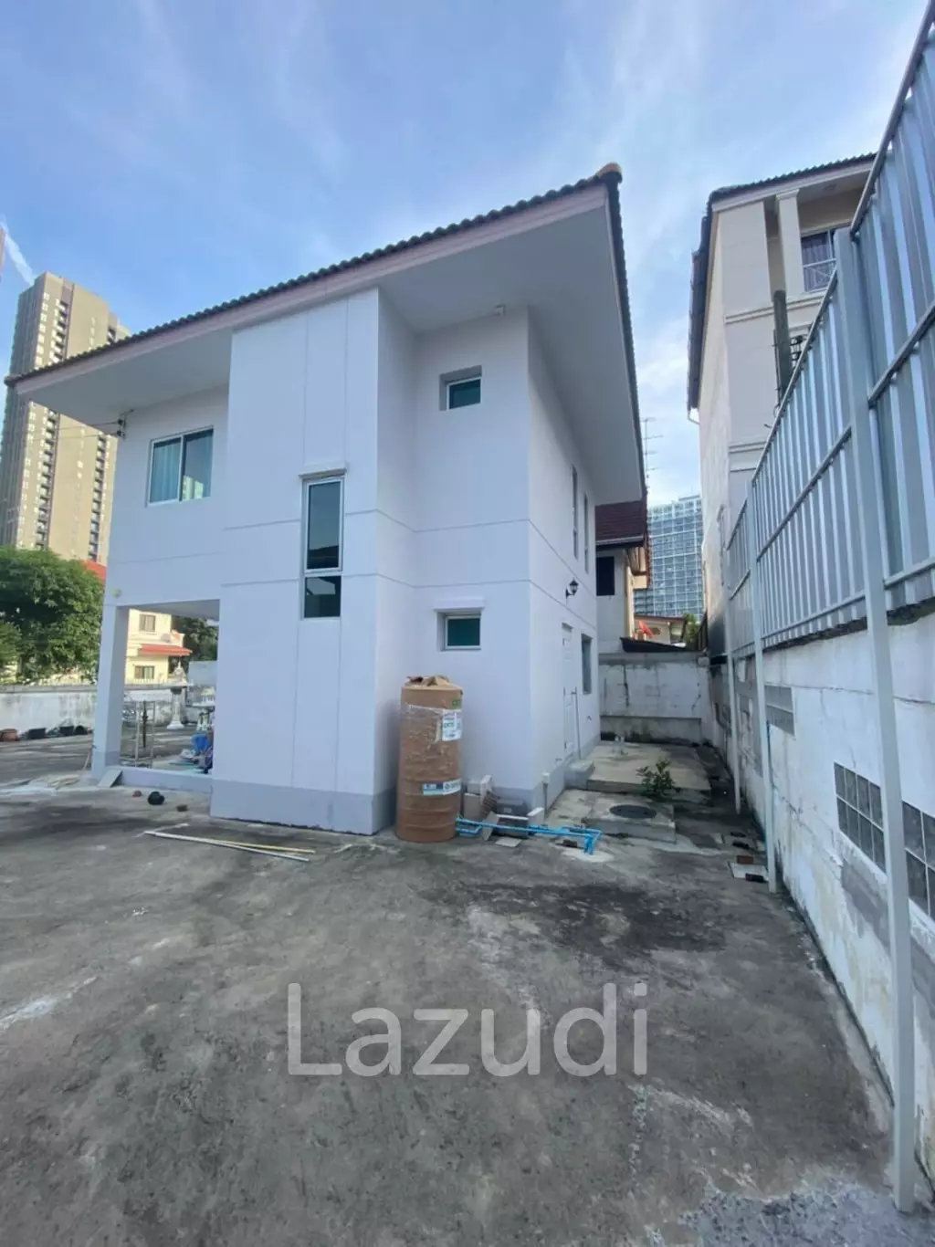 3 Beds Detached House For Sale in Sukhumvit 101/1