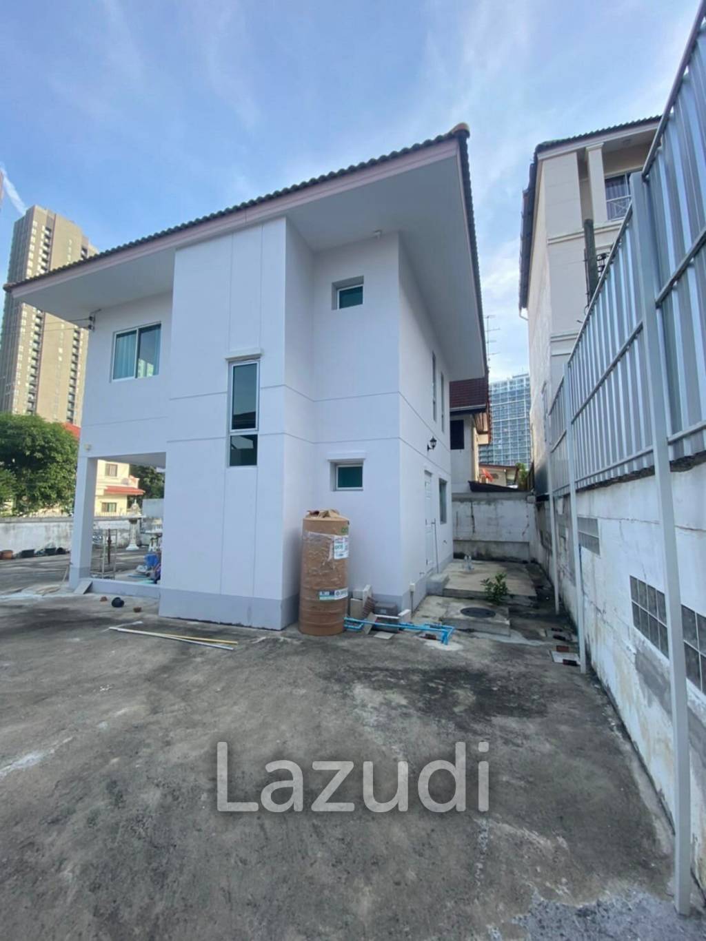 3 Beds Detached House For Sale in Sukhumvit 101/1