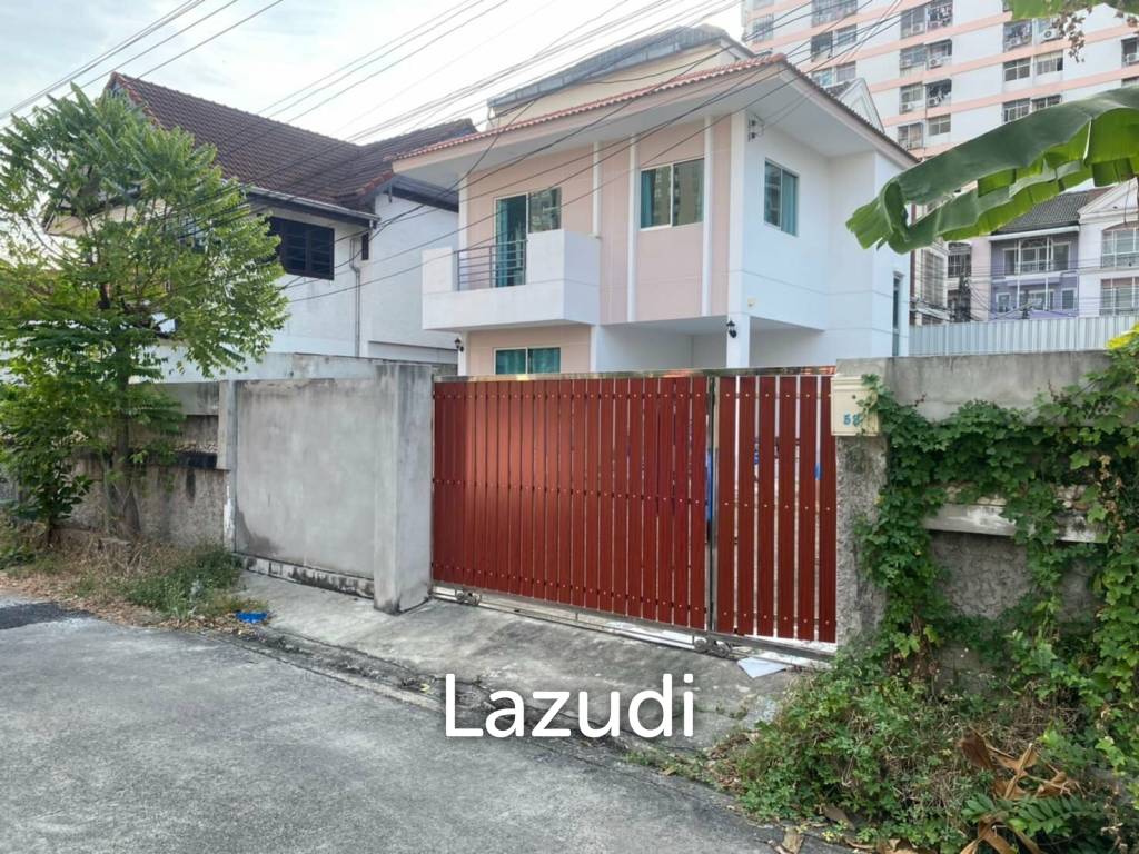 3 Beds Detached House For Sale in Sukhumvit 101/1