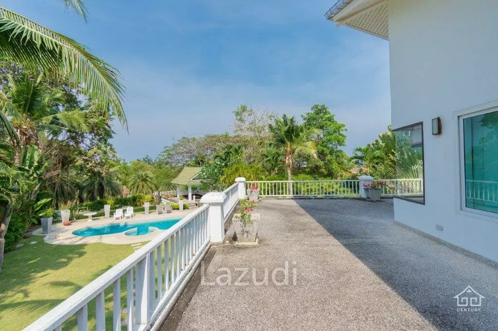 Luxury Family Pool Villa On Golf Course