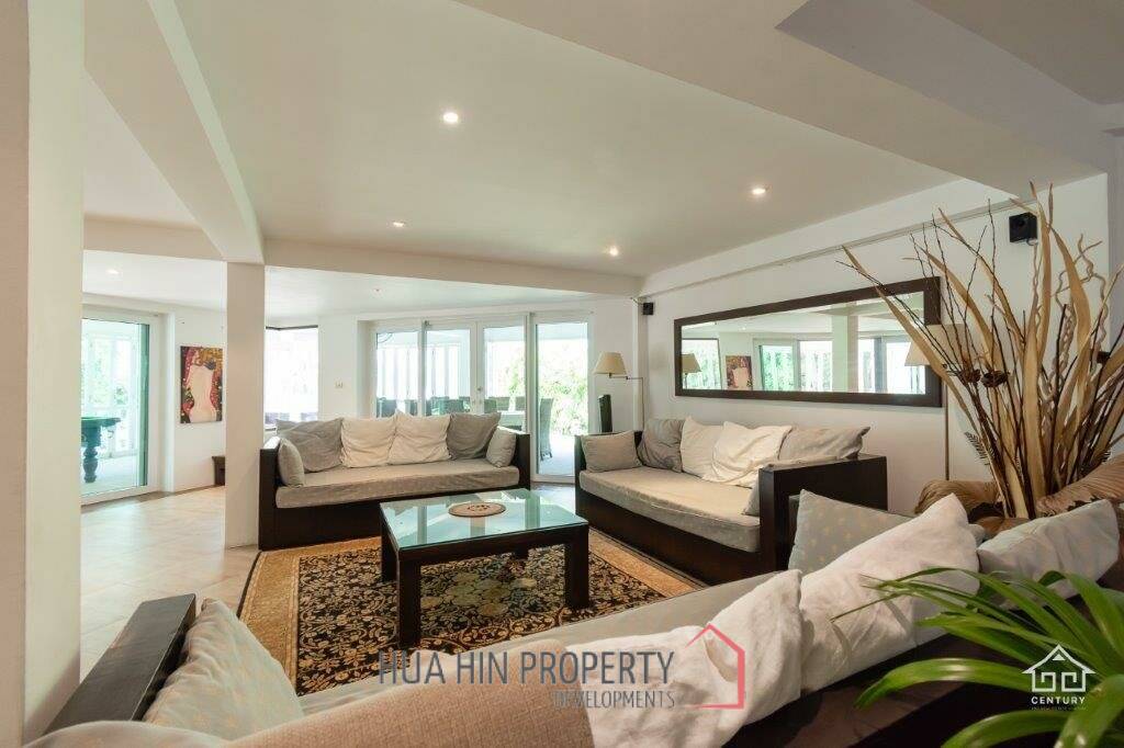 Luxury Family Pool Villa On Golf Course