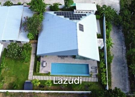 Great Design 11 bed pool villa on large plot.