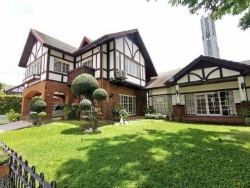 4 Beds Detached House For Sale in On Nut