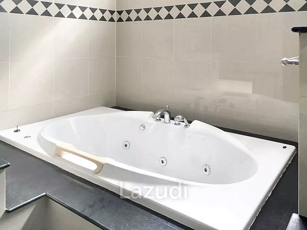 4 Bedrooms Detached House For Sale in On Nut