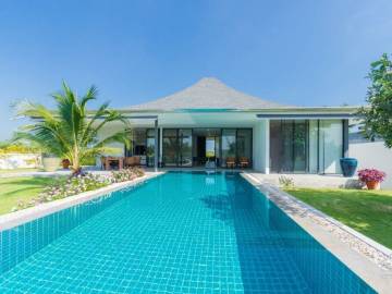 Newly constructed 3 bed pool villa on large land plot near Black Mountain Golf Course