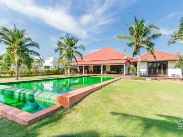 PALM HILLS RESIDENCES : Lakefront 7 bed pool villa